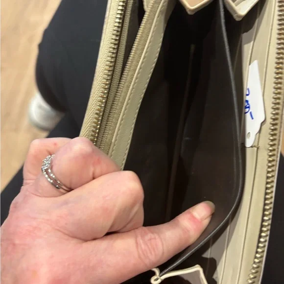 Gucci Tan and Green Signature Wallet - Picture 10 of 15